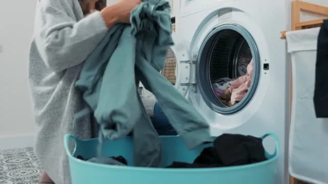 2-cay-bardagi-dokmek-yeterli-kireci-pasi-kiri-sokup-atiyor-camasir-makineniz-20-yil-calisacak-1701096819384.jpg Makineyi temizliyor, faturayı düşürüyor, çamaşırları tertemiz yapıyor... 2 çay bardağı dökmek yeterli!-3