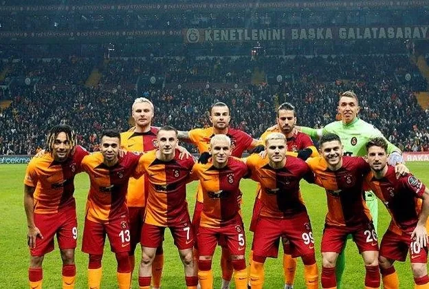 Aslan şov için sahne alıyor