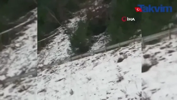 Sinop Ayancık karayolunda yaşanan heyelan anı kameraya yansıdı