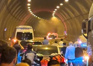 Bolu Dağı Tüneli’nde alev alıp yanan otomobil yolu ulaşıma kapattı
