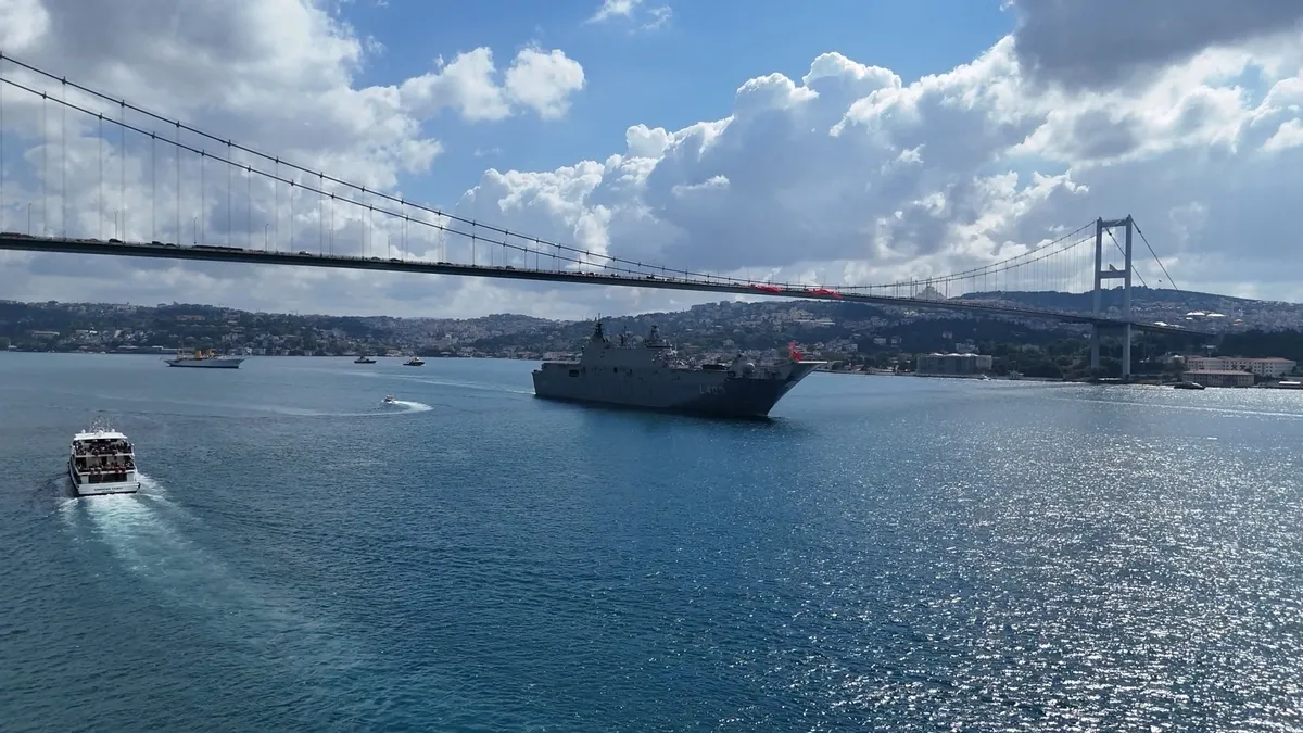 TCG ANADOLU DAHİL 15 GEMİ BOĞAZ'DAN GEÇTİ-1