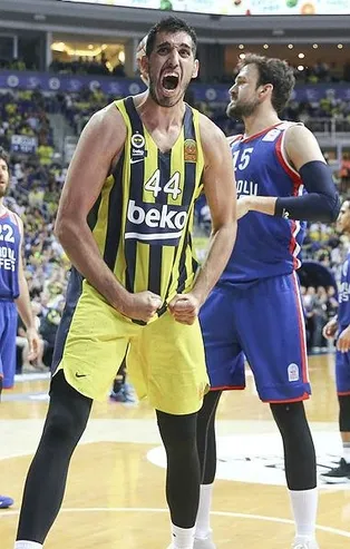 Efes’i yenen Fenerbahçe seriyi 2-2’ye getirdi