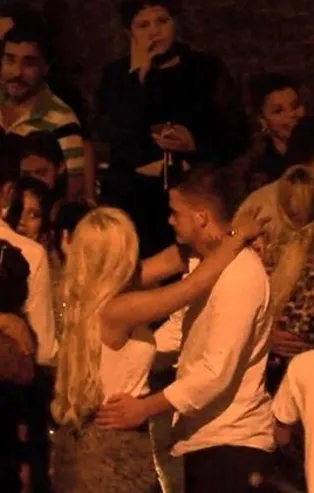 Büyükçekmece'de koronavirüs tedbirleri hiçe sayıldı! Sokakta nişan eğlencesi...