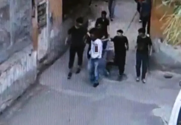 diyarbakirda-parkta-kiz-cocugunun-fotografini-cektigi-iddia-edilen-ergun-arslan-bicaklanip-mahallede-gezdirild-1649085867999.jpg Diyarbakır'da parkta kız çocuğunun fotoğrafını çektiği iddia edilen Ergün Arslan bıçaklanıp mahallede gezdirildi! Hastanede öldü-3