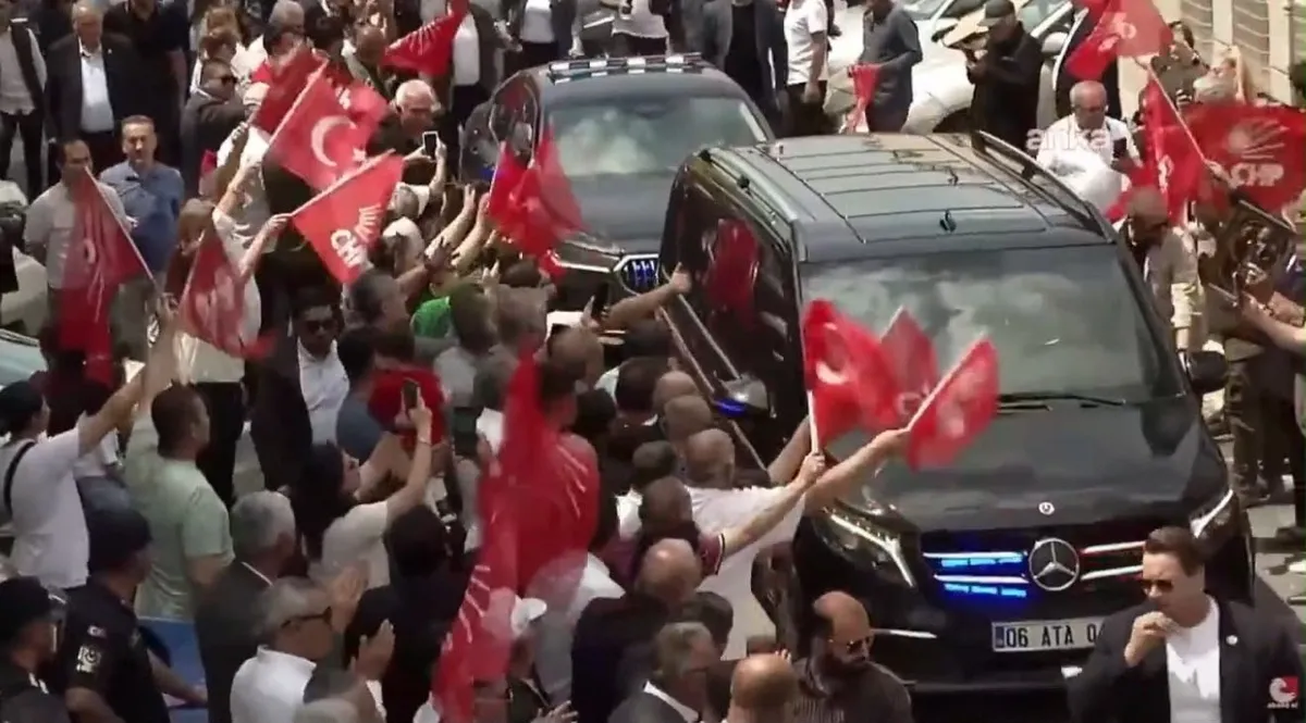 Özgür Özel’in konuğu çek dosyasından çıktı: Dokunulmazlığı kaldırılmış-6