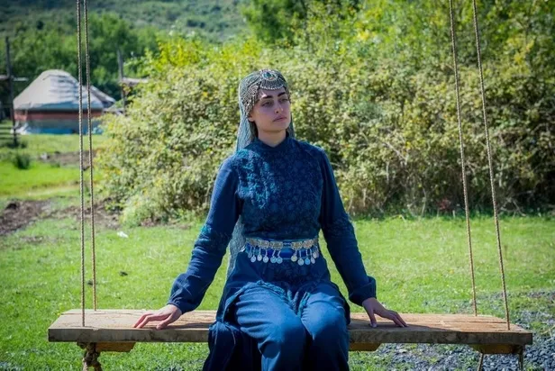 Proje biter bitmez yeni dizisiyle anlaştı! Ramo'da güzelliğiyle ortalığı kasıp kavurmuştu! Bir Zamanlar Çukurova'nın yıldızıyla...-12