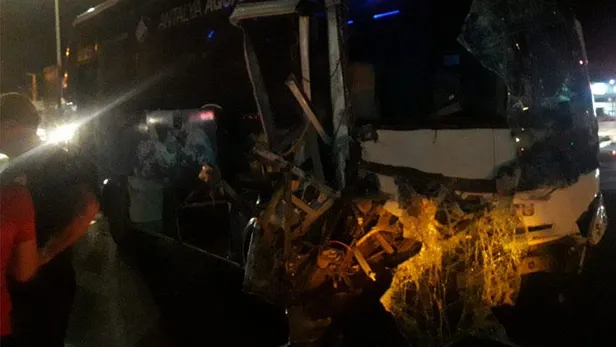 Son dakika: Antalya'da yolcu otobüsü ile tur otobüsü çarpıştı-3