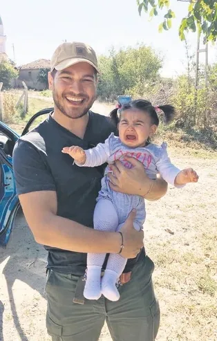 Çağatay Ulusoy, dizi setinde bir bebeği sevip babalık provası yaptı