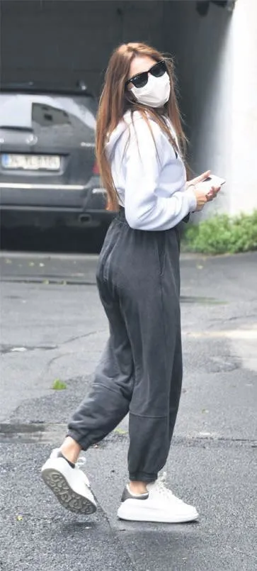 Oğulcan Engin ile aşk yaşayan Ezgi Eyüboğlu soruları yanıtsız bıraktı