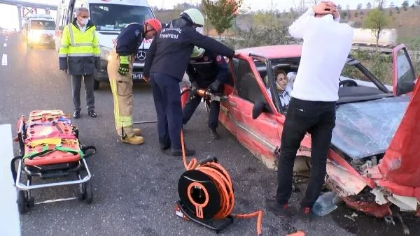 İstanbul Kuzey Marmara Otoyolu'nda feci kaza: Araç hurdaya döndü! Otomobilde sıkışan kadını itfaiye kurtardı-5