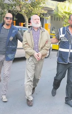 Peruk düştü kel göründü