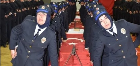 KADIN POLİSLERE BAŞÖRTÜSÜ ÖZGÜRLÜĞÜ YÖNETMELİKLE YÜRÜRLÜĞE GİRDİ