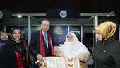 "Kadın elinin değdiği yerde huzur olur" | Başkan Erdoğan'dan program öncesi stantlara ziyaret