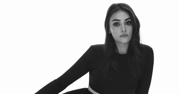 Esra Bilgiç süper minisini giydi kitaplarıyla poz verdi! ‘Liseli’ yorumları havada uçuştu tarzı sosyal medyayı salladı