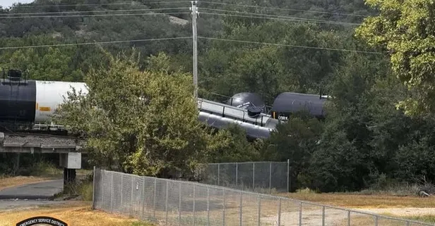 Texas’ta tehlikeli madde taşıyan tren raydan çıktı: 35 vagon devrildi