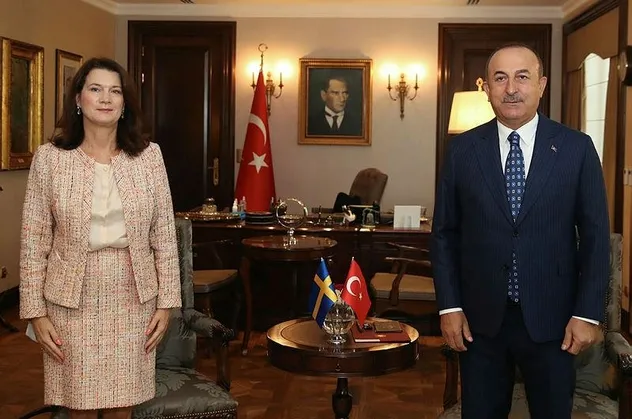 Son dakika: Bakan Çavuşoğlu'ndan terör sevici Linde'ye sert tepki: Bu yetkiyi kimden alıyorsunuz?