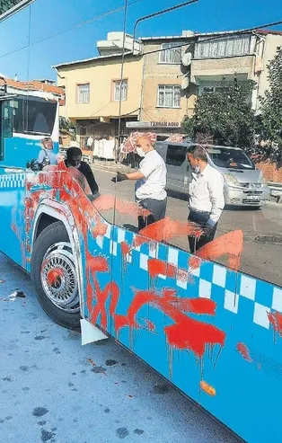 Ümraniye'de otobüse alınmayan kadın önce aracı yumrukladı, sonra kırmızıya boyadı