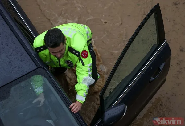 SON DAKİKA: İzmir'de sel felaketi! Polisler vatandaşlara yardımcı oldu - 12