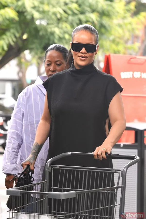 1 milyar dolarlık serveti olan Rihanna market alışverişinde: Taze soğanlarını kendi seçti - 1