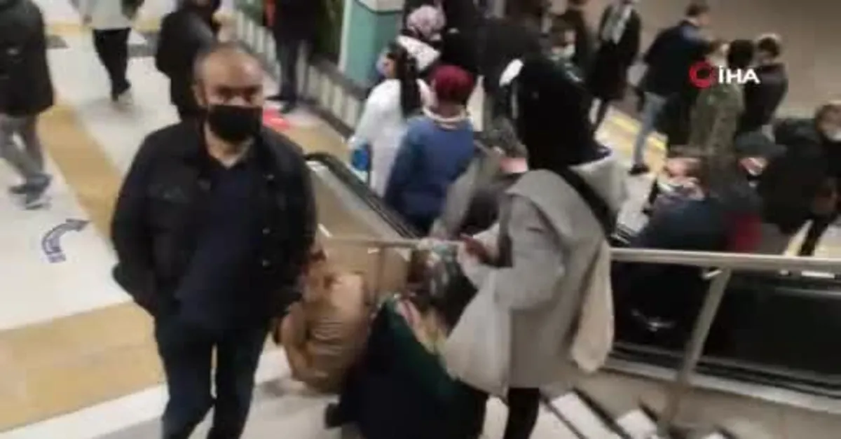 İstanbul'da toplu taşımada sosyal mesafe yine unutuldu! Metro seferleri aksadı vatandaş İBB yetkililerine tepki gösterdi