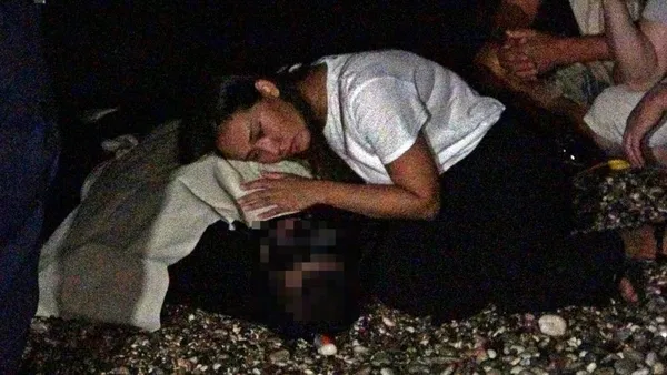 rusya-ukrayna-savasi-nukleer-tehlikesi-gunun-fotografi-bu-olen-kardesine-sarildi-gecmisi-kucaklamak-1664568864679.jpg Rusya-Ukrayna savaşı... Nükleer tehlikesi! Günün fotoğrafı bu: Ölen kardeşine sarıldı: Geçmişi kucaklamak-3