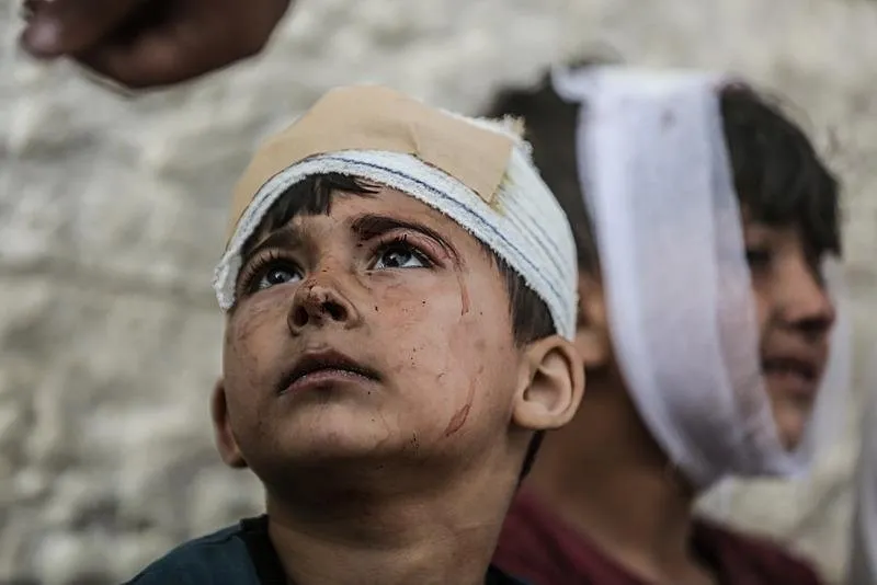 Gazze Şeridi'nin orta kesimindeki Maghazi Kampı ve Az Zawayda bölgelerine düzenlenen saldırılarda aralarında çocuk ve bebeklerin de bulunduğu 20 kişinin hayatını kaybettiği, çok sayıda kişinin yaralandığı bildirildi. Saldırıda hayatını kaybedenlerin cenazeleri, Deir al-Balah kentindeki Aksa Hastanesi'ne getirildi. Yakınını kaybeden Filistinliler üzüntü yaşadı. (11 Mayıs 2024)