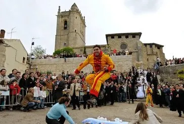 İspanya’nın ilginç festivallerinden El Colacho gerçekleştirildi