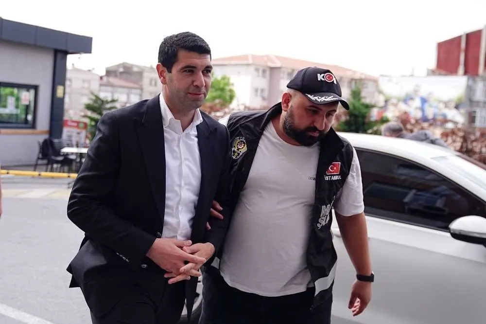 yolsuzluk-sorusturmasinda-tutuklanmisti-utku-caner-caykaraya-tahliye-1786030722158.jpeg Yolsuzluk soruşturmasında tutuklanmıştı! Utku Caner Çaykara'ya tahliye-4