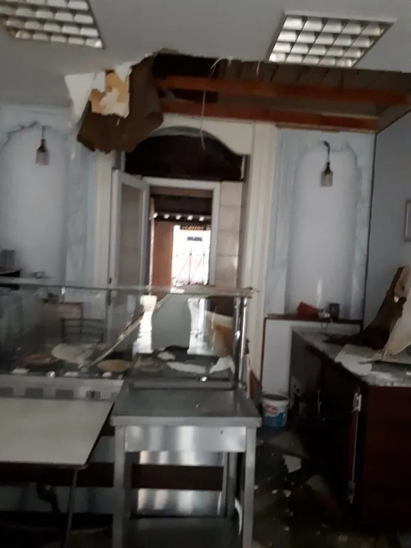 chpli-izmir-buyuksehir-belediyesi-1-aydir-yenilemedigi-cati-coktu-esnafi-su-basti-1602600310604.jpg CHP’li İzmir Büyükşehir Belediyesi'nin 1 aydır yenilemediği çatı çöktü, esnafı su bastı-2