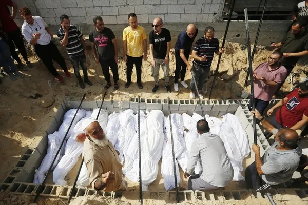 Katil Netanyahu'ya destek için İsrail'e koşan İngiltere Başbakanı Rishi Sunak hükümetine İngiliz vekilden zor soru: Gazze'deki katliamı kınamanız için daha kaç kişi katledilmeli?-4