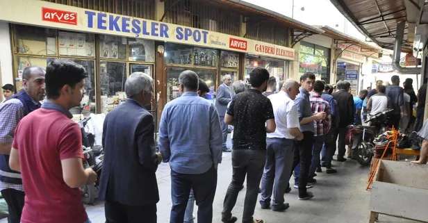 Meyan şerbeti almak için sıra bekliyorlar