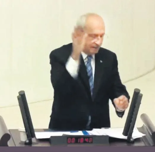 TBMM’de CHP lideri Kemal Kılıçdaroğlu’nun el hareketinden sonra, vekiller de gaza geldi-1