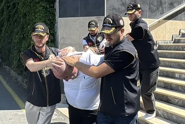 Kılık değiştirip 4 kilo altını çaldılar