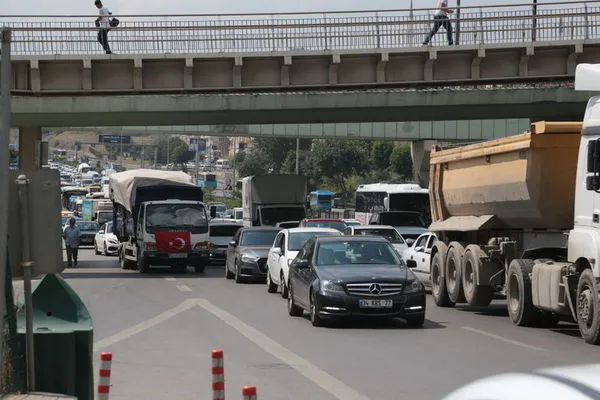 Kadıköy D-100'de araç yangını! Trafik durdu-2