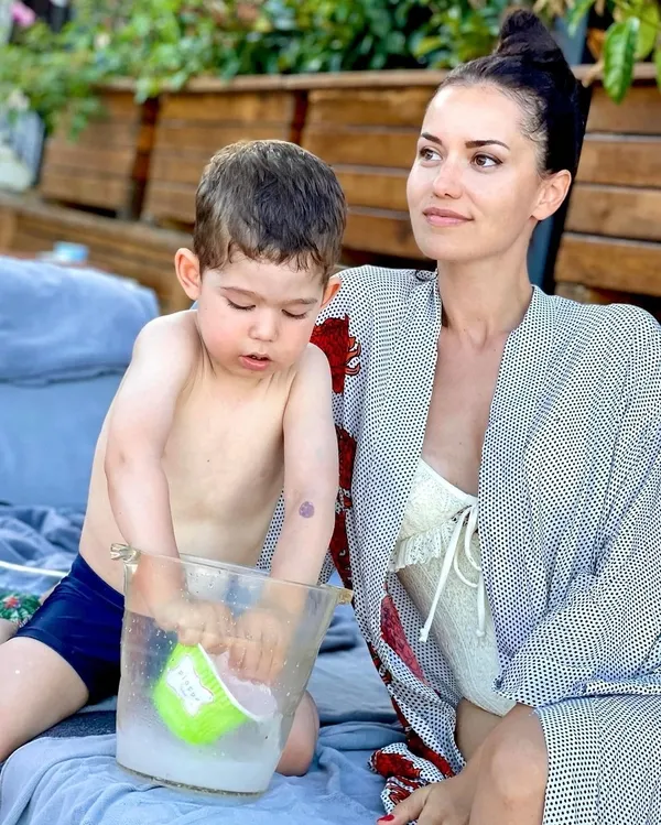 1629146911336.jpg Fahriye Evcen setlere döndü! 'Oğlun Karan’a kim bakacak’ sorusuna bakın ne yanıt verdi-2