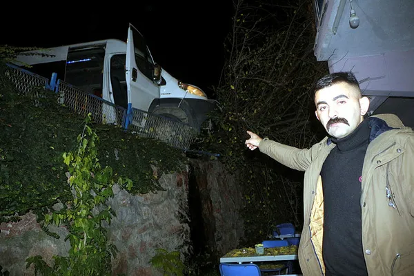 1636404645179.jpg Tokat'ta işçi servisi pansiyon bahçesine girdi: 5 yaralı-3