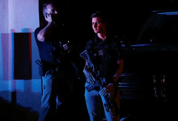 son-dakika-fbi-eski-abd-baskani-donald-trumpin-floridada-bulunan-mar-a-lago-malikanesinede-arama-yapti-1660010702960.jpeg FBI eski ABD Başkanı Donald Trump'ın Florida’da bulunan Mar-A-Lago malikanesine baskın yaptı-7