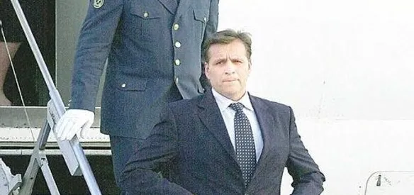 Makedonya Cumhurbaşkanı Boris Traykovski ile beraberindekilerden 8 kişi uçak kazasında öldü. Traykovski'nin yerine 12 Mayıs’ta Branko Çırvenkovski geçti