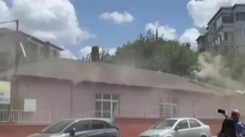 son-dakika-kucukcekmece-cemevi-ve-kultur-merkezinde-yangin-cikti-1721901092702.jpeg Küçükçekmece Cemevi ve Kültür Merkezi’nde yangın çıktı-2