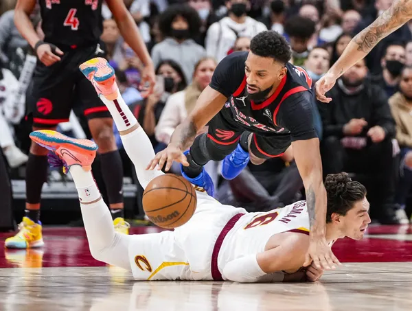 cleveland-cavaliers-toronto-raptorsi-bir-sayi-farkla-yendi-cedi-osman-17-sayi-kaydetti-1636180961357.jpg