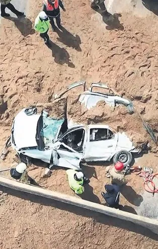 TEM'de feci kaza! Kum yüklü hafriyat kamyonu otomobilin üstüne devrildi