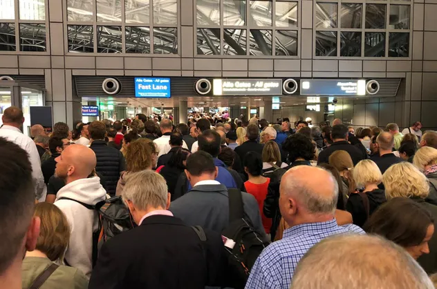 Hamburg Havalimanı'nda güvenlik alarmı! O anlar kamerada
