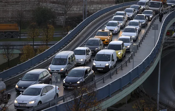 istanbul-trafik-durumu-megakentte-artik-bir-yerden-bir-yere-gitmek-imkansiz-1637907607269.jpg İstanbul trafik durumu! Megakentte artık bir yerden bir yere gitmek imkansız-9