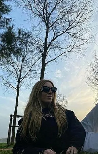 Kenan imirzalıoğlu'nun eşi Sinem Kobal'ın Çeşme pozuna beğeni yağdı