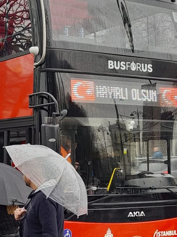 CHP'li İBB’nin otobüsünde alkol tüketiminin yasak olduğu Sultanahmet Meydanı'nda alkol skandalı-2