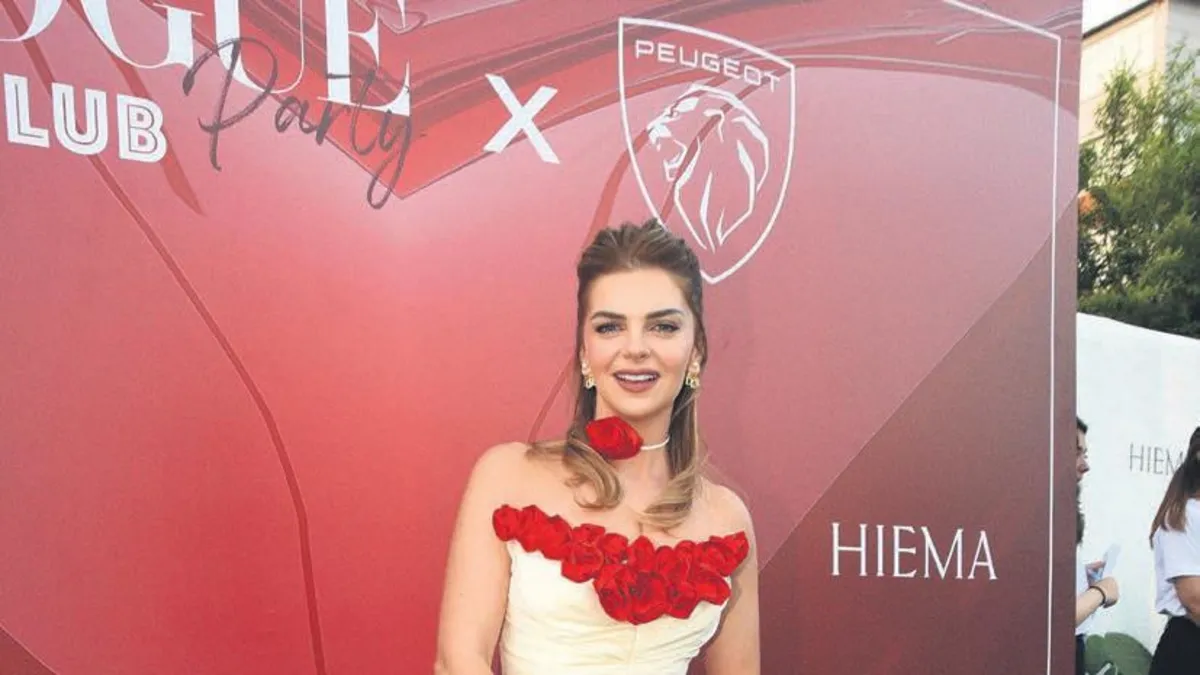 Pelin Karahan, Etiler'de bir mekanda davete katıldı