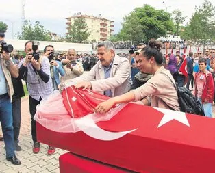 Kırmızı yazmalı veda