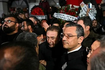 PKK ile kol kola gezen CHP'ye şehit cenazesinde tepki yağdı! Özgür Özel'in gönderdiği çelenk parçalandı