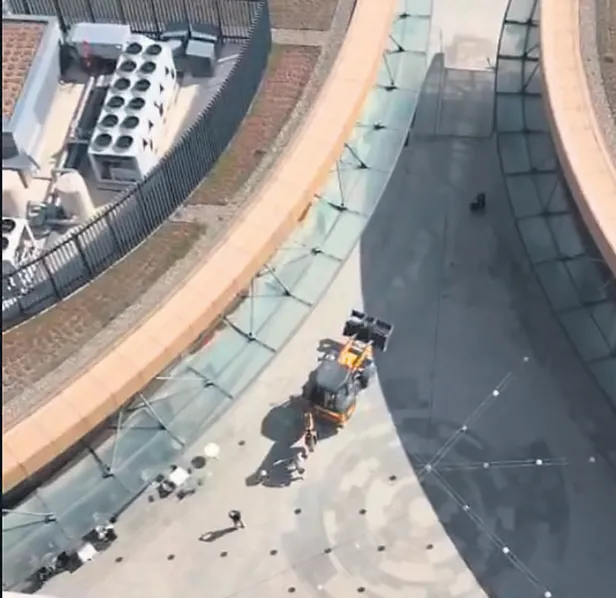 hicbir-guvenlik-onlemi-almayan-cankaya-belediyesi-tehlikeye-goz-yumdu-abd-buyukelciligi-calisani-ezilmekten-so-1653789758129.jpg Hiçbir güvenlik önlemi almayan Çankaya Belediyesi tehlikeye göz yumdu! ABD büyükelçiliği çalışanı ezilmekten son anda kurtuldu-3