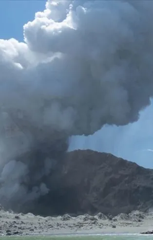 Yeni Zelanda'da yanardağ patlaması! 19 Ölü!